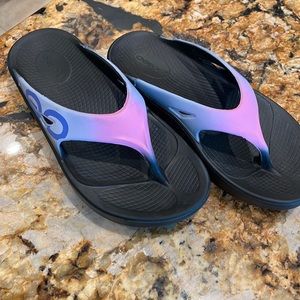 excellent condition OOFOS sandals EU38 or US8